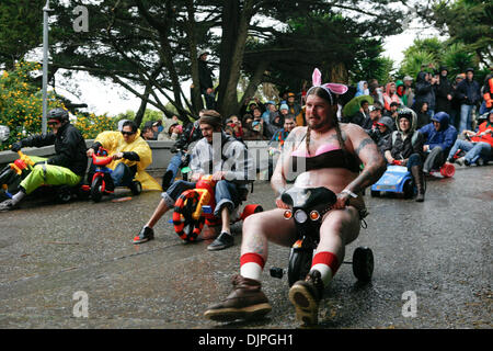 4. April 2010 - San Francisco, Kalifornien, USA - es gibt keinen Mangel an dumme Kostüme beim 10. jährlichen bringen Ihre eigenen Big Wheel-Rennen.  (Kredit-Bild: © Andre Hermann/ZUMA Press) Stockfoto