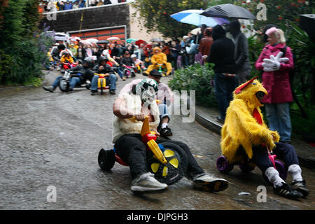 4. April 2010 - krummen San Francisco, Kalifornien, USA - Hunderte von Menschen mutig starker Regen und Wind zu sammeln entlang der zweiten am meisten Straße in San Francisco, Vermont Street, zu beobachten und im 10. jährlichen bringen Ihre eigenen Big Wheel Rennen teilnehmen. (Kredit-Bild: © Andre Hermann/ZUMA Press) Stockfoto