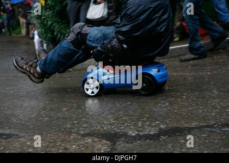 4. April 2010 - Vertrauen San Francisco, Kalifornien, USA - während die 10. jährlichen bringen Ihre eigenen Big Wheel Race Teilnehmer ihre physische Wesen, die einige der kleinsten Kunststoff Fahrzeuge. Viele Büste Räder, Achsen und Frames vor Reachign unten.  (Kredit-Bild: © Andre Hermann/ZUMA Press) Stockfoto