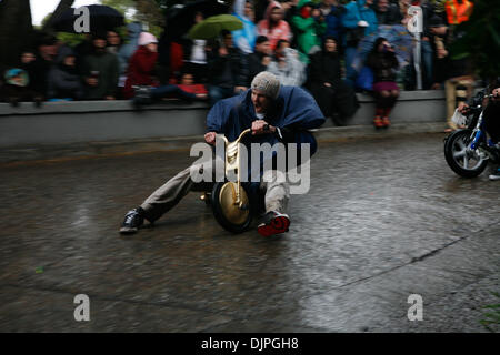 4. April 2010 - verlangsamt San Francisco, Kalifornien, USA - während die 10. jährliche bringen Ihre eigenen Big Wheel Rennen viele Teilnehmer Geschwindigkeiten von mehr als 15 Meilen erreichen vor der Kollision mit jemandem oder etwas, sie.  (Kredit-Bild: © Andre Hermann/ZUMA Press) Stockfoto