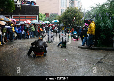 4. April 2010 - krummen San Francisco, Kalifornien, USA - Hunderte von Menschen mutig starker Regen und Wind zu sammeln entlang der zweiten am meisten Straße in San Francisco, Vermont Street, zu beobachten und im 10. jährlichen bringen Ihre eigenen Big Wheel Rennen teilnehmen.  (Kredit-Bild: © Andre Hermann/ZUMA Press) Stockfoto