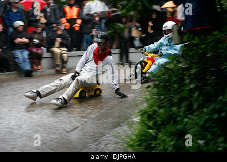 4. April 2010 - krummen San Francisco, Kalifornien, USA - Hunderte von Menschen mutig starker Regen und Wind zu sammeln entlang der zweiten am meisten Straße in San Francisco, Vermont Street, zu beobachten und im 10. jährlichen bringen Ihre eigenen Big Wheel Rennen teilnehmen. (Kredit-Bild: © Andre Hermann/ZUMA Press) Stockfoto