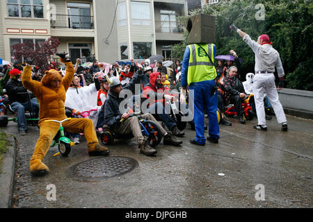 4. April 2010 - krummen San Francisco, Kalifornien, USA - Hunderte von Menschen mutig starker Regen und Wind zu sammeln entlang der zweiten am meisten Straße in San Francisco, Vermont Street, zu beobachten und im 10. jährlichen bringen Ihre eigenen Big Wheel Rennen teilnehmen.  (Kredit-Bild: © Andre Hermann/ZUMA Press) Stockfoto