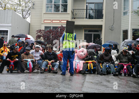 4. April 2010 - krummen San Francisco, Kalifornien, USA - Hunderte von Menschen mutig starker Regen und Wind zu sammeln entlang der zweiten am meisten Straße in San Francisco, Vermont Street, zu beobachten und im 10. jährlichen bringen Ihre eigenen Big Wheel Rennen teilnehmen. (Kredit-Bild: © Andre Hermann/ZUMA Press) Stockfoto