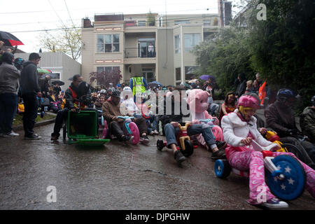 4. April 2010 - San Francisco, Kalifornien, USA - nachdem das Lufthorn, beim 10. jährlichen bringen Ihre eigenen Big Wheel Rennen geblasen wird, beginnen die Teilnehmer ihre Abstecher Dpwn die kurvige Straße von Vermont.  (Kredit-Bild: © Andre Hermann/ZUMA Press) Stockfoto