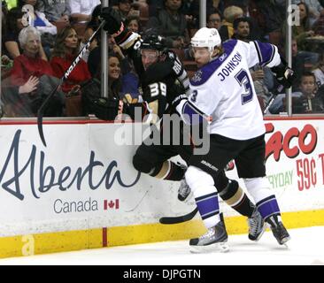 6. April 2010 - Anaheim, Kalifornien, USA - Anaheim Ducks linken Flügel Matt Beleskey, links, Kämpfe um den Puck gegen Los Angeles Kings Verteidiger Jack Johnson in der ersten Phase eine NHL Hockey Spiel gegen im Honda Center. (Kredit-Bild: © Mark Samala/ZUMA Press) Stockfoto