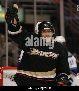 6. April 2010 - Anaheim, Kalifornien, USA - Anaheim Ducks rechten Flügel Teemu Selänne von Finnland feiert sein Tor gegen die Los Angeles Kings in der ersten Zeit ein NHL Eishockey-Spiel gegen im Honda Center. (Kredit-Bild: © Mark Samala/ZUMA Press) Stockfoto