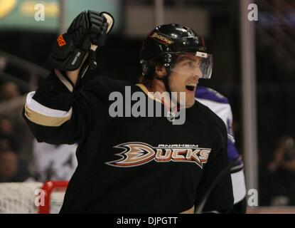 6. April 2010 - Anaheim, Kalifornien, USA - Anaheim Ducks rechten Flügel Teemu Selänne von Finnland feiert sein Tor gegen die Los Angeles Kings in der ersten Zeit ein NHL Eishockey-Spiel gegen im Honda Center. (Kredit-Bild: © Mark Samala/ZUMA Press) Stockfoto