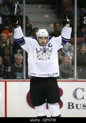 6. April 2010 - Anaheim, Kalifornien, USA - Los Angeles Kings rechten Flügel Dustin Brown feiert sein Tor gegen die Anaheim Ducks in der zweiten Periode eine NHL Eishockey-Spiel gegen im Honda Center. (Kredit-Bild: © Mark Samala/ZUMA Press) Stockfoto