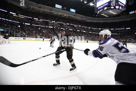 6. April 2010 - kreuzt Anaheim, Kalifornien, USA - Los Angeles Kings linke Richard Clune, Recht, Sticks mit Anaheim Ducks-Verteidiger Aaron Ward in der zweiten Periode eine NHL Eishockey-Spiel gegen im Honda Center. (Kredit-Bild: © Mark Samala/ZUMA Press) Stockfoto