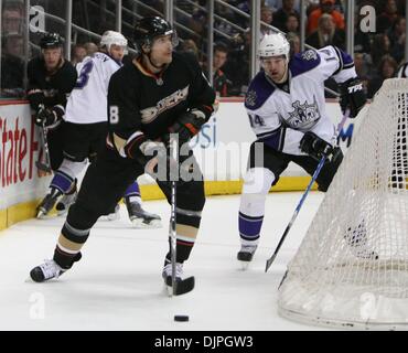 6. April 2010 - steuert Anaheim, Kalifornien, USA - Anaheim Ducks rechten Flügel Teemu Selänne Finnlands, links, dem Puck aus Los Angeles Kings rechten Flügel Justin Williams während der dritten Periode ein NHL Eishockey-Spiel gegen im Honda Center. (Kredit-Bild: © Mark Samala/ZUMA Press) Stockfoto