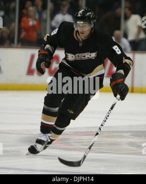 6. April 2010 - Anaheim, Kalifornien, USA - Anaheim Ducks rechten Flügel Teemu Selänne von Finnland während der Schießerei runden eines NHL Eishockey-Spiel gegen die Los Angeles Kings im Honda Center. (Kredit-Bild: © Mark Samala/ZUMA Press) Stockfoto