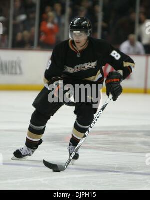 6. April 2010 - Anaheim, Kalifornien, USA - Anaheim Ducks rechten Flügel Teemu Selänne von Finnland während der Schießerei runden eines NHL Eishockey-Spiel gegen die Los Angeles Kings im Honda Center. (Kredit-Bild: © Mark Samala/ZUMA Press) Stockfoto