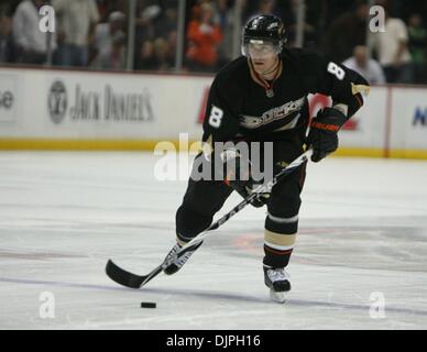 6. April 2010 - Anaheim, Kalifornien, USA - Anaheim Ducks rechten Flügel Teemu Selänne von Finnland während der Schießerei runden eines NHL Eishockey-Spiel gegen die Los Angeles Kings im Honda Center. (Kredit-Bild: © Mark Samala/ZUMA Press) Stockfoto