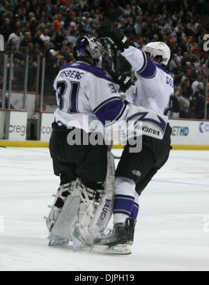 6. April 2010 feiern die Los Angeles Kings - Anaheim, Kalifornien, USA - SO 5-4 Sieg gegen die Anaheim Ducks während eines NHL Eishockey-Spiel im Honda Center. (Kredit-Bild: © Mark Samala/ZUMA Press) Stockfoto