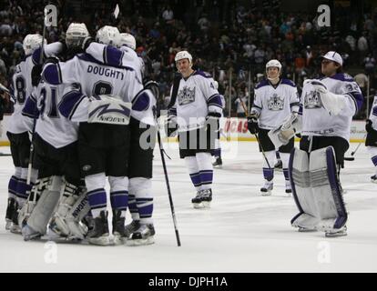 6. April 2010 feiern die Los Angeles Kings - Anaheim, Kalifornien, USA - SO 5-4 Sieg gegen die Anaheim Ducks während eines NHL Eishockey-Spiel im Honda Center. (Kredit-Bild: © Mark Samala/ZUMA Press) Stockfoto