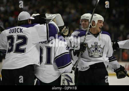 6. April 2010 feiern die Los Angeles Kings - Anaheim, Kalifornien, USA - SO 5-4 Sieg gegen die Anaheim Ducks während eines NHL Eishockey-Spiel im Honda Center. (Kredit-Bild: © Mark Samala/ZUMA Press) Stockfoto