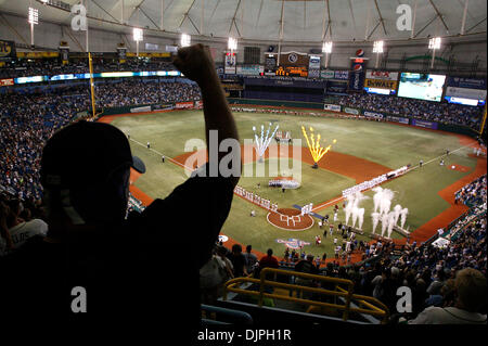 6. April 2010 - Tampa, Florida, USA - DIRK SHADD |  Zeiten. SP 321097 SHAD RAYS 24 (06.04.10 St. Pete) Fans jubeln während der Spieler Einführungen am Eröffnungstag wie die Tampa Bay Rays Dienstagabend am Baltimore Orioles vor ausverkauften Publikum im Tropicana Field in St. Petersburg statt. [DIRK SHADD Zeiten] (Kredit-Bild: © St. Petersburg Times/ZUMApress.com) Stockfoto