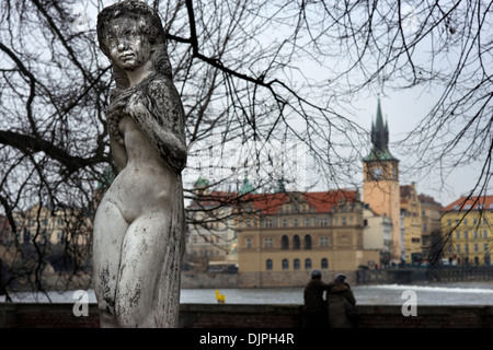 Skulpturen an der Moldau. Die Moldau durchschneidet die magische Stadt Prag zwischen klassischen Gebäude Gebäude Stockfoto