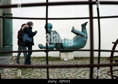 Skulpturen an der Moldau. Die Moldau durchschneidet die magische Stadt Prag zwischen klassischen Gebäude Gebäude Stockfoto