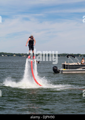 Ein Mann fliegt auf eine "Fliege Board," mit Hilfe eines Mannes auf einem Jet-Ski; Lake Mendota, Madison, Wisconsin, USA Stockfoto