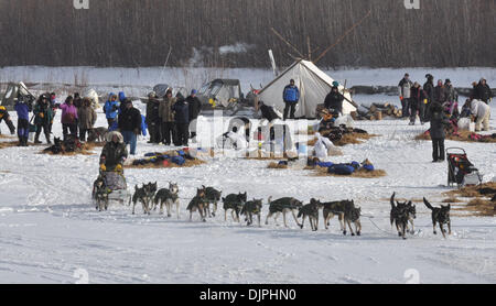 9. März 2010 - Nikolai, Alaska, USA - JEFF KING ist der erste Musher aus Nikolai an 15:09 auf seinem Weg nach McGrath während des Iditarod Trail Sled Dog Race 2010 in Alaska. (Kredit-Bild: © Bob Hallinen/Anchorage Daily News/ZUMA Press) Stockfoto