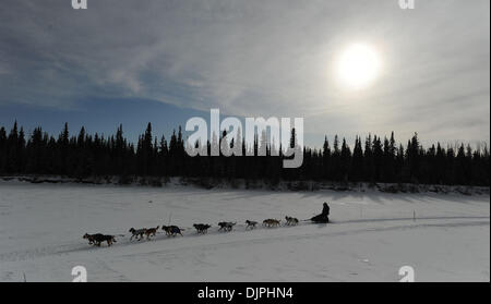 9. März 2010 - erreicht Nikolai, Alaska, USA - JESSIE ROYER Nikolai um 14:40 am Dienstag während des Iditarod Trail Sled Dog Race 2010 in Alaska. (Kredit-Bild: © Bob Hallinen/Anchorage Daily News/ZUMA Press) Stockfoto