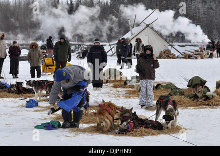 9. März 2010 bereitet - Nikolai, Alaska, USA - SEBASTIAN SCHNUELLE, Nikolai Checkpoint am Dienstag während des Iditarod Trail Sled Dog Race 2010 in Alaska zu verlassen. (Kredit-Bild: © Bob Hallinen/Anchorage Daily News/ZUMA Press) Stockfoto