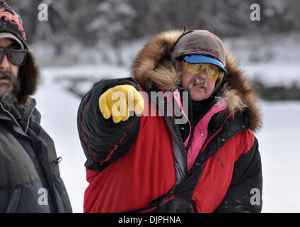 9. März 2010 kommt - Nikolai, Alaska, USA - RICK SWENSON am Nikolai Checkpoint am Dienstag während des Iditarod Trail Sled Dog Race 2010 in Alaska. (Kredit-Bild: © Bob Hallinen/Anchorage Daily News/ZUMA Press) Stockfoto