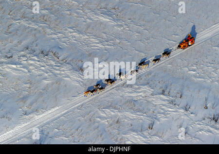 9. März 2010 - Nikolai, Alaska, USA - MITCH SEAVEY Köpfe unten die Trail von Nikolai nach McGrath am Dienstag während des Iditarod Trail Sled Dog Race 2010 in Alaska. (Kredit-Bild: © Bob Hallinen/Anchorage Daily News/ZUMA Press) Stockfoto