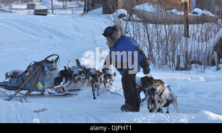 11. März 2010 - Takotna, Alaska, USA - TOM LESATZ von Two Rivers, Alaska, zieht sein Team um, nachdem sie eine falsche Abzweigung verlassen Takotna Checkpoint auf Donnerstag, 11. März 2010 während der 2010 Iditarod Sled Dog Race gemacht. (Kredit-Bild: © Bob Hallinen/Anchorage Daily News/ZUMApress.com) Stockfoto