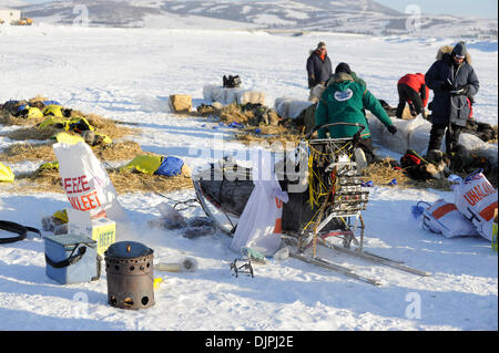 13. März 2010 - Unalakleet, Alaska, USA - Musher Betten für die Hunde in Unalakleet Bering Meer entlang während 2010 Iditarod Sled Dog Race einrichten. (Kredit-Bild: © Ron Levy/ZUMA Press) Stockfoto