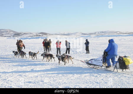 13. März 2010 - Unalakleet, Alaska, USA - Iditarod Musher JOHN BAKER ankommenden Unalakleet Checkpoint entlang Beringsee während der 2010 Iditarod Sled Dog Race. (Kredit-Bild: © Ron Levy/ZUMA Press) Stockfoto