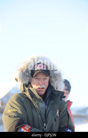 13. März 2010 - Unalakleet, Alaska, USA - Iditard Musher JEFF KING am Unalakleet Checkpoint entlang Beringsee während der 2010 Iditarod Sled Dog Race. (Kredit-Bild: © Ron Levy/ZUMA Press) Stockfoto