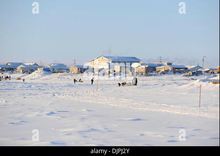 13. März 2010 - Unalakleet, Alaska, USA - Veteran Iditarod Musher JEFF KING fährt Unalakleet Bering Meer entlang während Iditarod Sled Dog Race 2010. (Kredit-Bild: © Ron Levy/ZUMA Press) Stockfoto