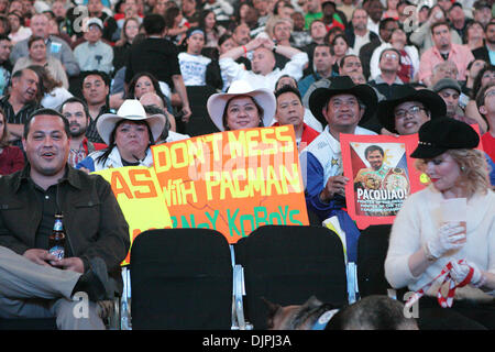 13. März 2010 - Arlington, Texas, USA - philippinische Fans zeigen ihre Unterstützung während der Manny Pacquiao-Joshua Clottey im Weltergewicht Titelkampf im Cowboys Stadium.  (Kredit-Bild: © Robert Hughes/ZUMA Press) Stockfoto