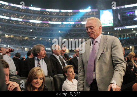 13. März 2010 - Arlington, Texas, USA - Cowboys Besitzer JERRY JONES nimmt seinen Platz vor der Manny Pacquiao-Joshua Clottey im Weltergewicht Titelkampf im Cowboys Stadium.  (Kredit-Bild: © Robert Hughes/ZUMA Press) Stockfoto