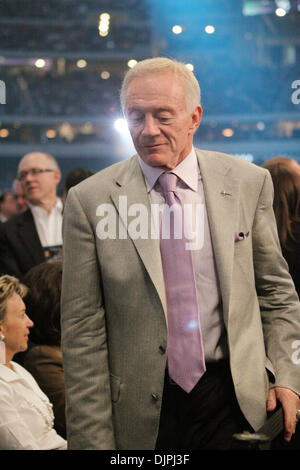 13. März 2010 - Arlington, Texas, USA - Cowboys Besitzer JERRY JONES nimmt seinen Platz vor der Manny Pacquiao-Joshua Clottey im Weltergewicht Titelkampf im Cowboys Stadium. (Kredit-Bild: © Robert Hughes/ZUMA Press) Stockfoto