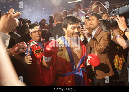 13. März 2010 - Arlington, Texas, USA - Boxer MANNY PACQUIAO auf dem Weg zum Erhalt der Titel im Weltergewicht der World Boxing Council im Cowboys Stadium.  (Kredit-Bild: © Robert Hughes/ZUMA Press) Stockfoto