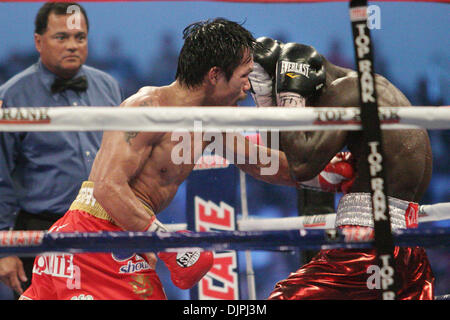 13. März 2010 - Arlington, Texas, USA - Boxer MANNY PACQUIAO, links, JOSHUA CLOTTEY trifft auf dem Weg zum Erhalt der Titel im Weltergewicht der World Boxing Council im Cowboys Stadium. (Kredit-Bild: © Robert Hughes/ZUMA Press) Stockfoto