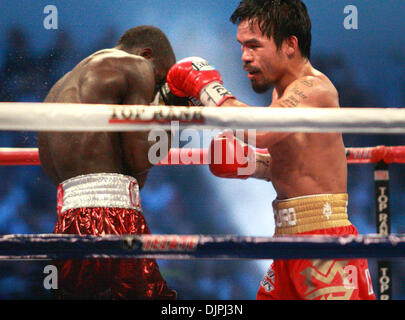 13. März 2010 - Arlington, Texas, USA - Boxer MANNY PACQUIAO, Recht, JOSHUA CLOTTEY trifft auf dem Weg zum Erhalt der Titel im Weltergewicht der World Boxing Council im Cowboys Stadium. (Kredit-Bild: © Robert Hughes/ZUMA Press) Stockfoto