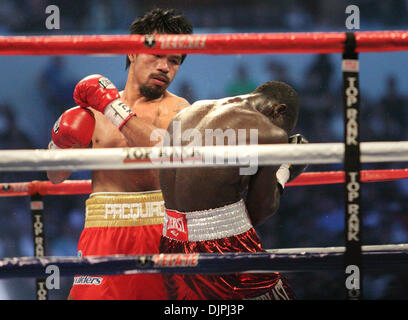 13. März 2010 - Arlington, Texas, USA - Boxer MANNY PACQUIAO, links, JOSHUA CLOTTEY trifft auf dem Weg zum Erhalt der Titel im Weltergewicht der World Boxing Council im Cowboys Stadium.  (Kredit-Bild: © Robert Hughes/ZUMA Press) Stockfoto