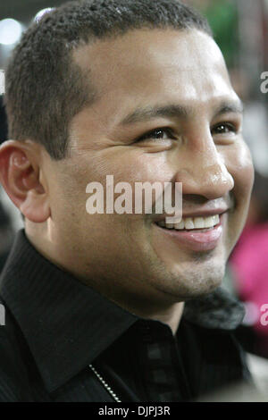 13. März 2010 - spricht Arlington, Texas, USA - ehemaliger Boxer PAULIE AYALA mit einem Reporter nach der Manny Pacquiao-Joshua Clottey im Weltergewicht Titelkampf im Cowboys Stadium.  (Kredit-Bild: © Robert Hughes/ZUMA Press) Stockfoto