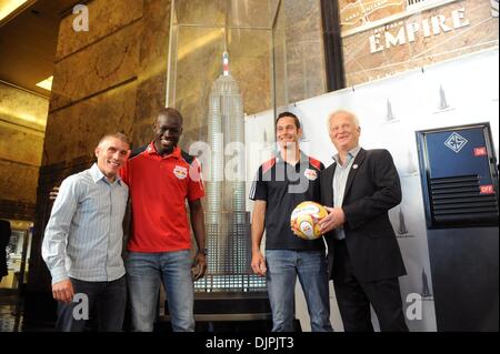 19. März 2010 - Manhattan, New York, USA - Red Bulls Assistenztrainer RICHIE WILLIAMS (L), Torhüter BOUNA CANDOUL (2. v. L), Verteidiger MIKE PETKE (2. v. R) und Cheftrainer HANS BACKE (R) tour das Empire State Building, die New York Red Bulls feiern die Eröffnung ihrer neuen Arena in Harrison, New Jersey mit einer Ausstellung Spiel gegen Brasiliens FC Santos Morgen Nig Stockfoto