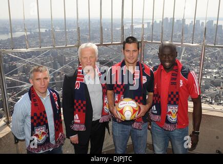 19. März 2010 - Manhattan, New York, USA - Red Bulls Assistenztrainer RICHIE WILLIAMS (L), Cheftrainer HANS BACKE (2. v. R), Verteidiger MIKE PETKE (2. v. R) und Torhüter BOUNA CANDOUL (R) tour das Empire State Building, die New York Red Bulls feiern die Eröffnung ihrer neuen Arena in Harrison, New Jersey mit einer Ausstellung Spiel gegen Brasiliens FC Santos Morgen nahezu Stockfoto