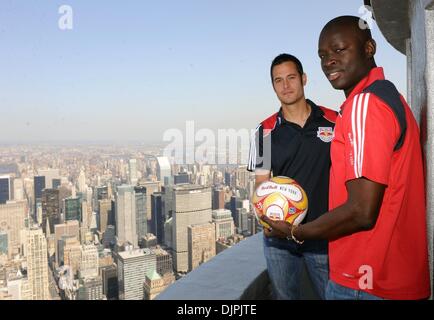 19. März 2010 - Manhattan, New York, USA - Red Bulls Verteidiger MIKE PETKE (L) und Torhüter BOUNA CANDOUL (R) auf der 103. Stock Brüstung als sie das Empire State Building zu besichtigen, wie die New York Red Bulls die Eröffnung ihrer neuen Arena in Harrison, New Jersey mit einer Ausstellung Spiel gegen Brasiliens FC Santos morgen Abend feiern.  (Kredit-Bild: © Bryan Smith/ZUMA Press) RE Stockfoto