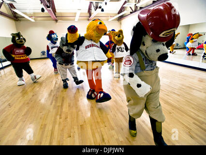 20. März 2010 - Kutztown, Pennsylvania, USA - Maskottchen-Darsteller tanzen die kubanischen Slide bei Dave Raymond dreitägigen Maskottchen Boot Camp, auf dem Campus der Kutztown University statt.  Raymond, das Original Philadephia Phillies "Phillie Phanatic," brachte eine Revolution in der Sport-Entertainment-Industrie mit goofy Eskapaden seines bahnbrechenden Charakters.  Jetzt, als das selbst betitelte "Emp Stockfoto