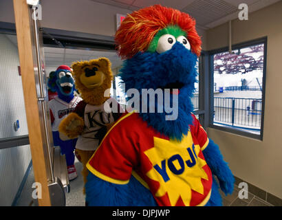 20. März 2010 - statt Kutztown, Pennsylvania, USA - Maskottchen-Darsteller bei Dave Raymond dreitägigen Maskottchen Boot Camp, auf dem Campus der Kutztown University.  Raymond, das Original Philadephia Phillies "Phillie Phanatic," brachte eine Revolution in der Sport-Entertainment-Industrie mit goofy Eskapaden seines bahnbrechenden Charakters.  Nun, als Self-titled "Kaiser von Spaß," Raymond Stockfoto