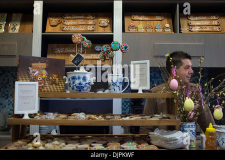 Spezialisiert auf Lebkuchen-Shop. Auch leitet Workshops für die Kinder zu entwickeln. Um Lebkuchen machen müssen Stockfoto