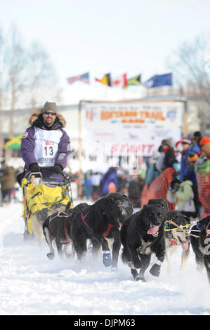 7. März 2010 starten - Willow, Alaska, USA - SCOTT WHITE und Dogteam bei der Iditarod Trail Sled Dog Race 2010 in Willow, Alaska für die 1.100 Meilen-Rennen quer durch Alaska. (Kredit-Bild: © Ron Levy/ZUMA Press) Stockfoto